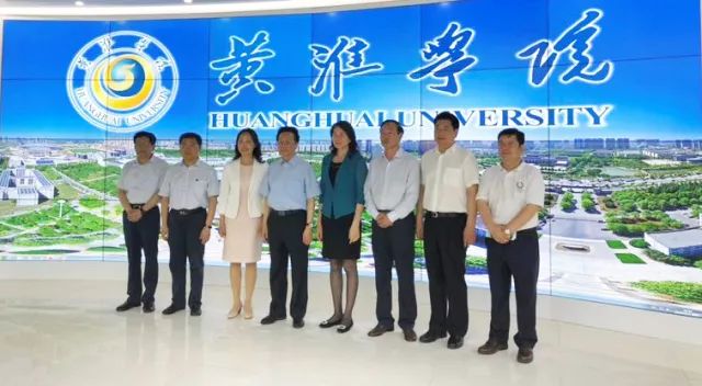 中華職業(yè)教育社理事長(zhǎng)陳昌智、河南省副省長(zhǎng)霍金花一行參觀展廳